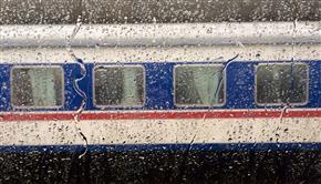 火车窗外的雨水