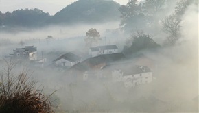 朝雾轻烟山村美