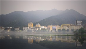 雾绕江城