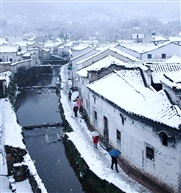 《古镇飘雪》