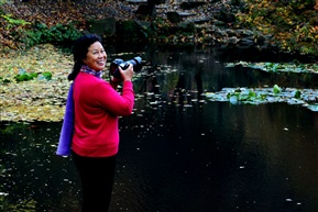 池塘里的摄影大妈