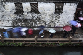 古镇春雨