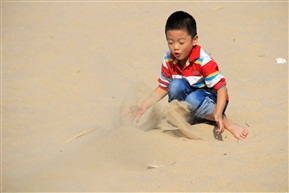 玩砂小孩