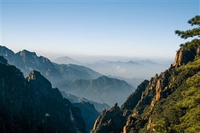 雄峰深壑展宏图