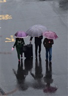 雨中过路人