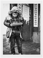 《玩平板的少年》
