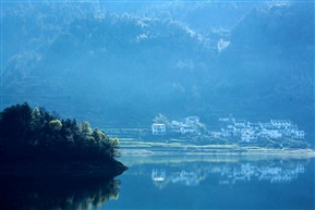 《河光山色映山村》