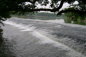 水流漫堤