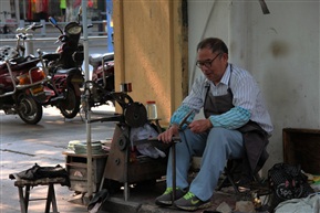 劳动者；修車辛苦，价格未漲