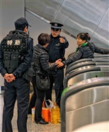 请遵守秩序