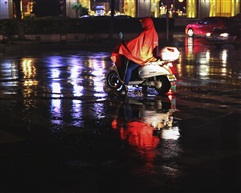 在雨中