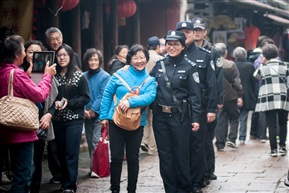 《与警花留影》