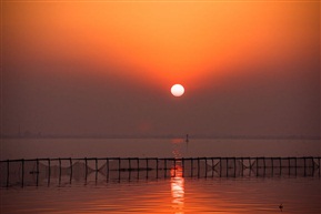 夕阳映湖