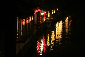 临河灯影