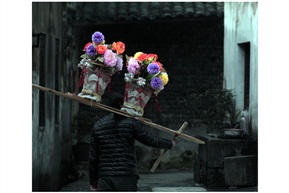 《 扛  骑 》