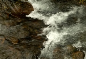 溪水