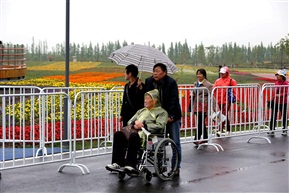 携老雨中游园博会