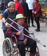 老俩口看村戏