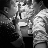 《窃窃私语》
