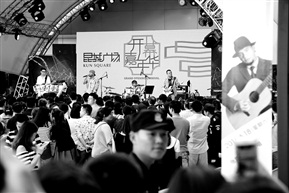 张震岳来了