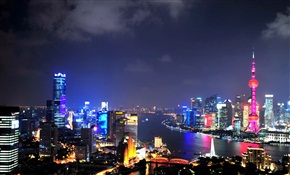 黄浦江边