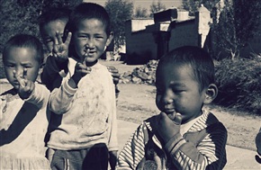 一群可爱的藏族男孩