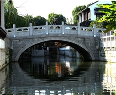 桥中景