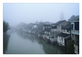 《古镇雾霭》