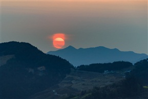 一轮红日下山岗