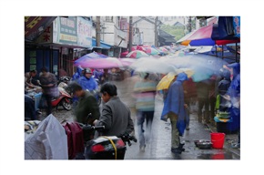 《雨中老菜场》