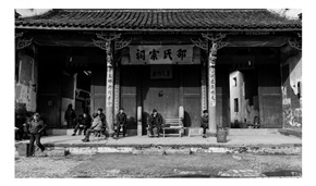 宗庙前的人们