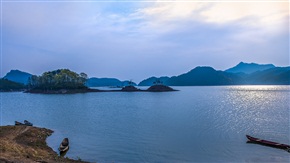 山麓碧波