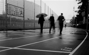 雨中慢步