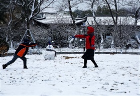 打雪仗