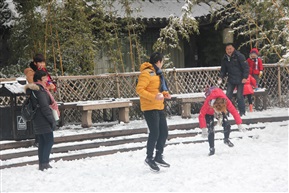 打雪仗