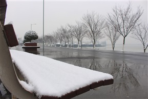 环湖大道的初雪