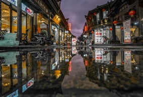 《雨后老街》