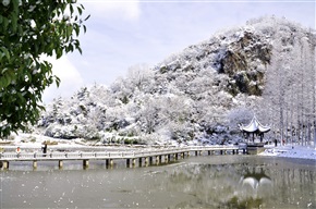 雪、山、桥、亭、池这个冬季融合
