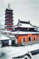 薄雪照古寺