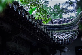 屋檐雨落