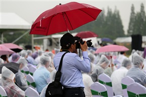 雨中摄者