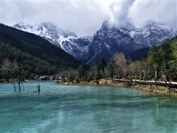 玉龙雪山蓝月湾