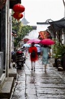 《雨中街景》