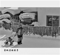 雪地里的孩子