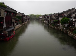 《雨中老街》