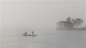湖畔雾色