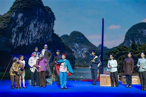 《帆过漓江天地红》 10