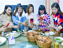 《人美蟹肥》
