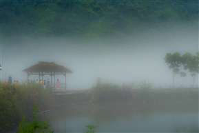 《青山脚下》