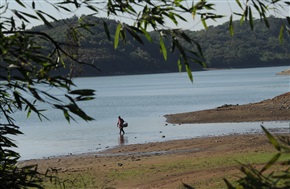 大半人家住近湖